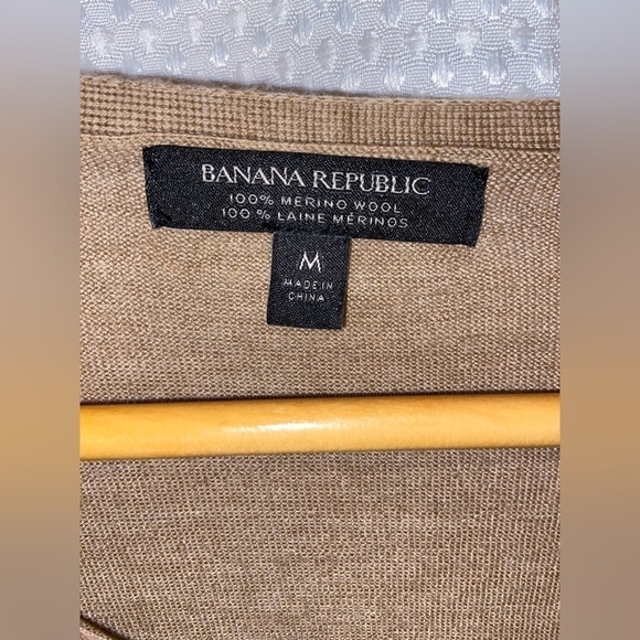 Women’s BANANA REPUBLIC Tan SEAMLESS MERINO V-NECK SWEATER size medium - Picture 5 of 12